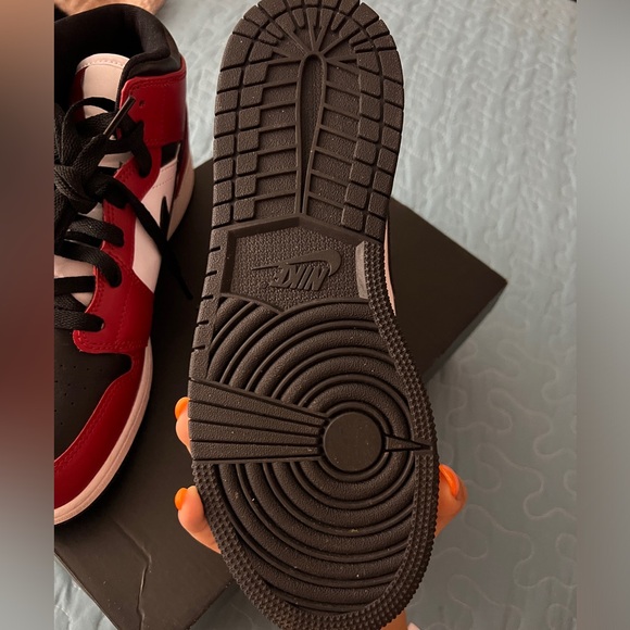 JORDAN 1 MID CHICAGO BLACK TOE GS | Size 6Y - Picture 7 of 11